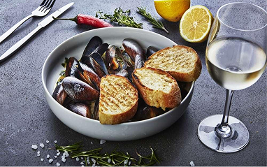 Dégustation de muscadet lors d'une réception à Nantes